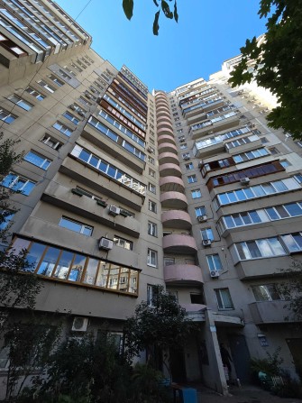 Простора 4-кімнатна квартира.
   вул. Бальзака, 4 - фото 1