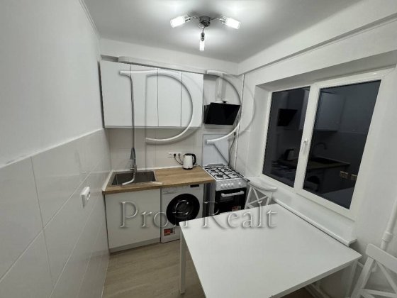 Продаж 3 кімн. квартири біля метро Оболонь, оболонська набережна