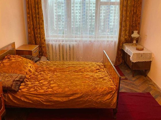 продам  2 кімнатну метро Чернігівська. Киев