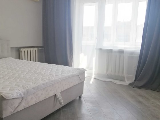 Печерськ, Лаврська, 4, однокімнатна з ремонтом, технікою та меблями.