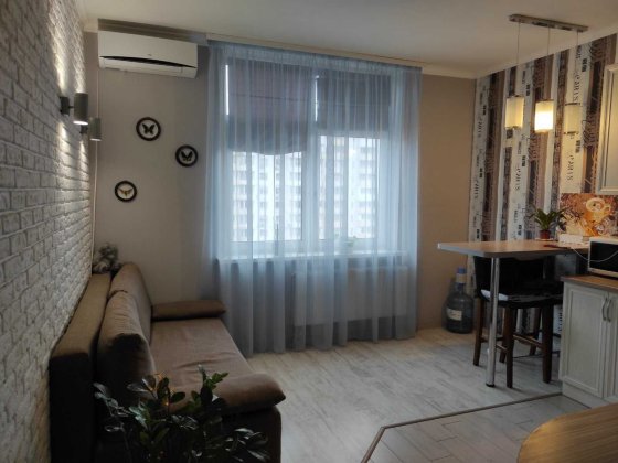 Ахматової вул., 22. Генератор, бомбосховище. Новий будинок біля метро. Київ