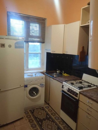 продам 2к квартиру вул. Хоткевича 4а ст. метро Чернігівська 1-поверх - фото 1