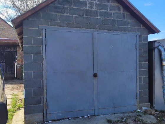 Гараж в Каневі . Канев