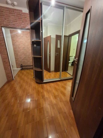 Продам трикімнатну. Милославська 4. Власник. Без довіреностей. - фото 1