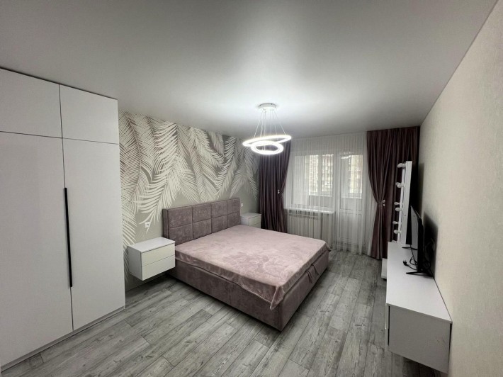 Простора 3-кімнатна квартира з якісним ремонтом просп. Червоної Калини - фото 1