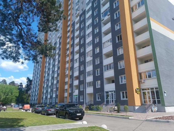 Чудова 2к з ремонтом (кухня 18), парк Партизанської слави та метро. - фото 1