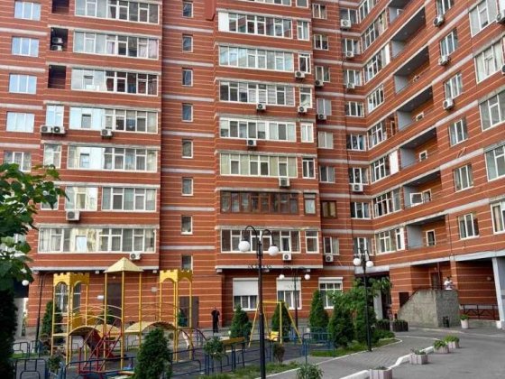 Простора квартира навпроти озера Сонячне. вул. Ревуцького 9. Киев