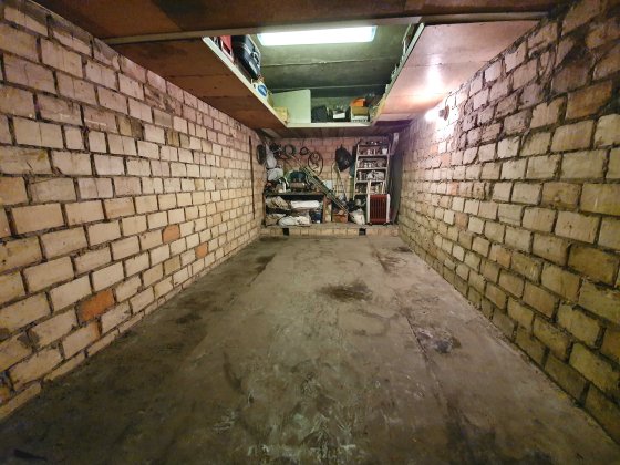 Березняківська 25, оренда гаражу . Поруч "ВЕЛМАРТ"