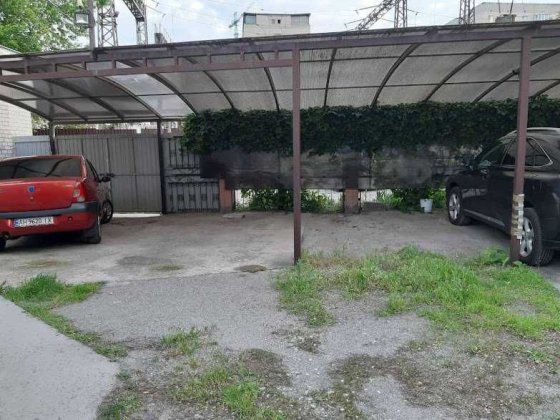 Сдам два парковочных места, рядом, под навесом, парк Шевченко.