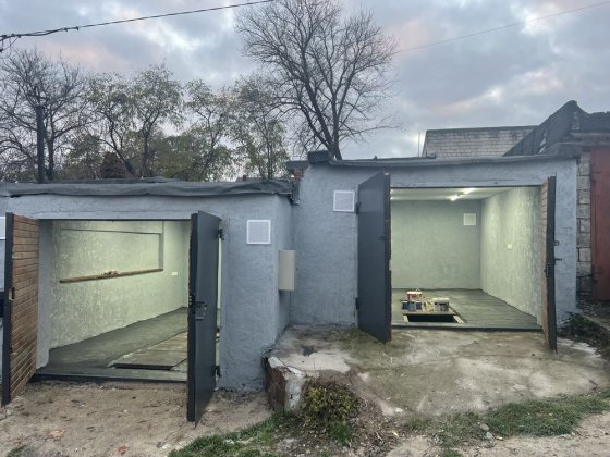 Сдам 2 гаража центр ( подвійний бокс) з краном води і світлом