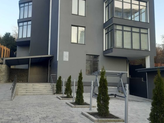 Продаж 2-к квартира . Клубний  будинок біля парку.  Тихо, зручно. Без% Київ