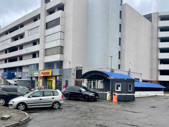 Велике паркомісце для 2 авто, Драгоманова, 1Н з розеткою! Киев