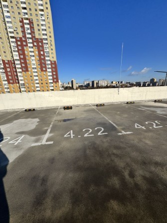 Здам в аренду паркомісце вул. Сергія Данченка 1А. - фото 1