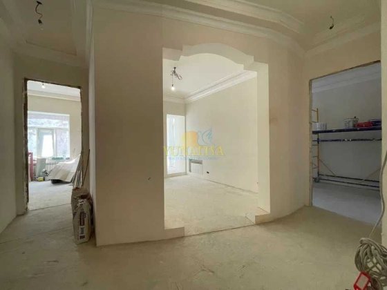 Продаж 3к.Хмельницького Богдана 30/10,навпроти Опери.Історичний центр. Киев