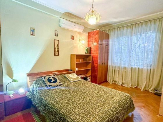 О.Тихого 81/83,  затишна 2к квартира, м Шулявська 13хв пішки!