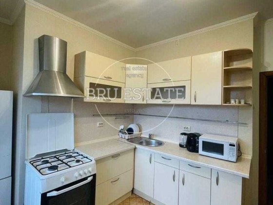 Продам 4 к Тараса Шевченка бульв. 58  м.Університет Киев