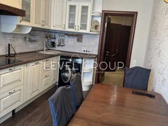 Велика та простора 3 кімнатна біля метро Академмістечко Київ