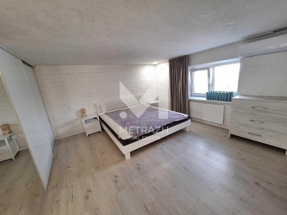 ЧУДОВА 2-кімн. квартира, вул. Відпочинку 12, метро Житомирська