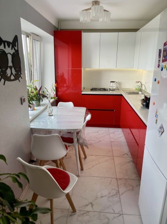 Продаж від власника! 3-кімнатна, ремонт, меблі, світло завжди є - фото 1