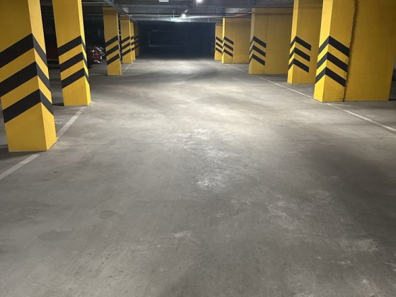 Парко місця без посерендиків та без комісіі Федора Ернста 16-г Киев