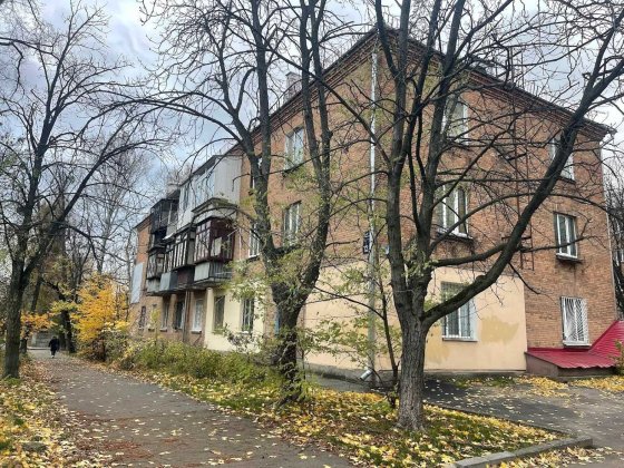 Продам велику 1кім сталінку біля метро Дорогожичі Київ