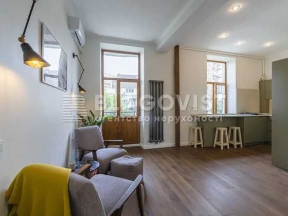 2 кім, 57,4м, Хмельницького Богдана, 57, центр, ліфт, кухня-студія Киев