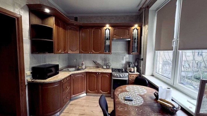 Продажа 3-комнатной квартиры в сталинке, ул.Д.Дудаева 1. - фото 1