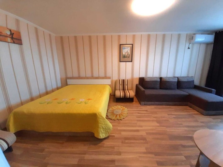 Сдам свою одноком. квартиру в центре помесячно или до лета - фото 1