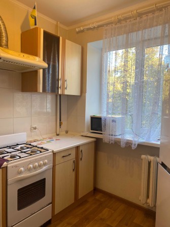 Сдам недорого до лета 2 комнатную квартиру - фото 1