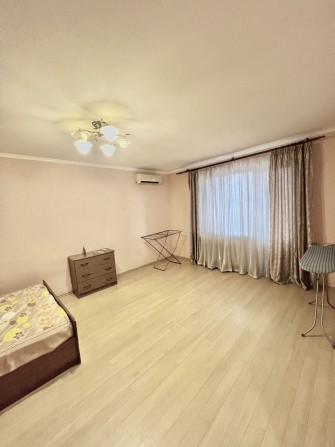 Сдам долгосрочно 1к к-ру,газ,тёплый кирпичный дом,без выселения летом! - фото 1