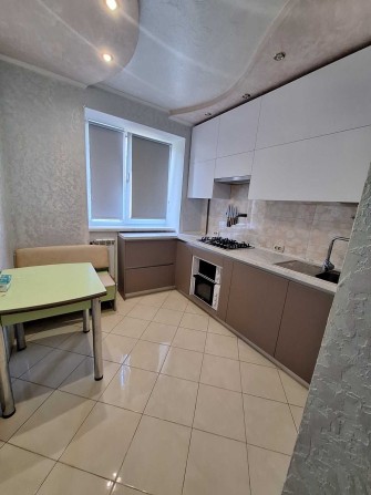 Сдам до лета 2 комнатную с евроремонтом - фото 1