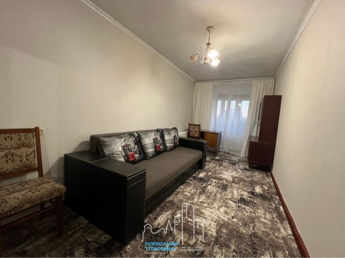 Здам трикімнатну квартиру в центрі мікрорайону! - фото 1