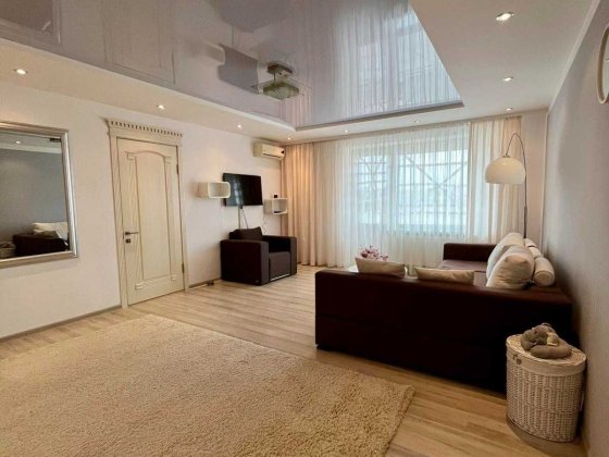 Здається в оренду шикарна 3-кімнатна квартира з гаражем р-н Машзавод. Смела