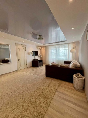 Здається в оренду шикарна 3-кімнатна квартира з гаражем р-н Машзавод. - фото 1