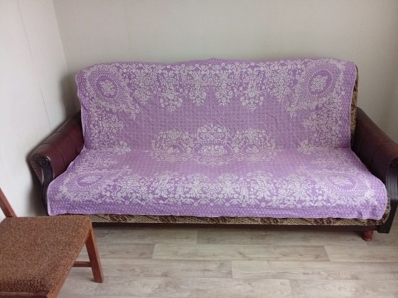 Здається комфортна кімната. Центральна сторона. Вишневе