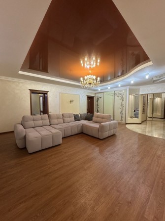 Оренда 3-кімнатної дизайнерської квартири в центрі міста (офіс-центр) - фото 1