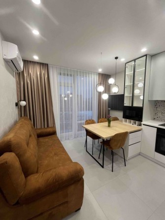 Здається в оренду 1 кімнатна квартира з кухнею студією в центрі міста! - фото 1