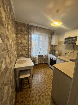 Сдаётся 2х ком. центр. район площади, мебель, техника. - фото 1