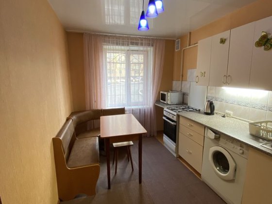 Здаємо свіжу однокімнатну квартиру на першому поверсі на  173 кв