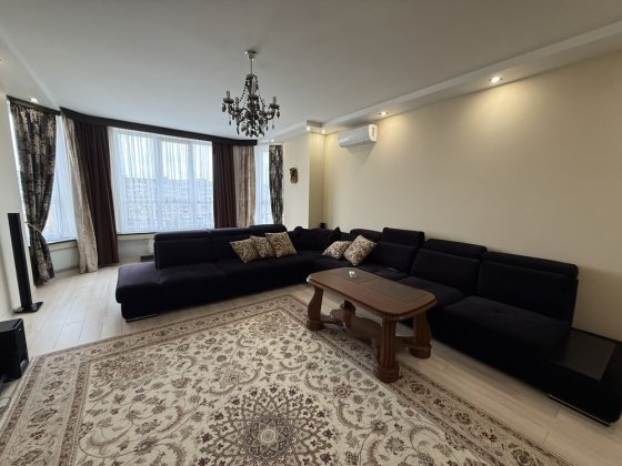 Оренда трикімнатної квартири на Київському майдані в новобудові Луцк