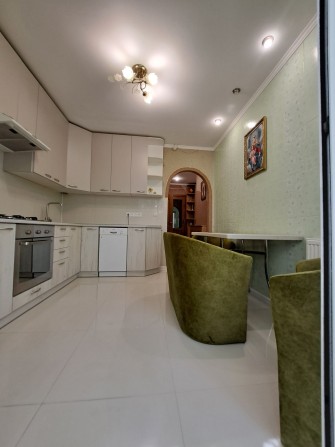 Оренда 2х кімнатна квартира в центрі з  гаражем - фото 1