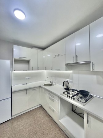 Центр! 1-кімн. з А/О в новому будинку з меблями і технікою - фото 1