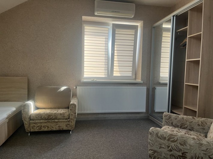 В приватному секторі,сучасна,є великий закритий двір,центр.частина. - фото 1