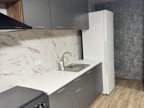 Здам в цетрі міста двох кімнатну квартиру з кухнею соудією не агенств