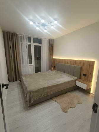 Оренда 2-х кімнатна квартира з великою кухнею вітальнею - фото 1