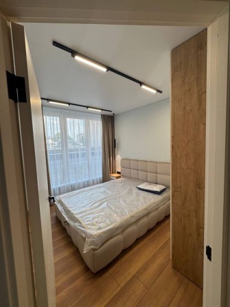 Перша здача! Стильна 1-кімнатна квартира з терасою в центрі міста - фото 1