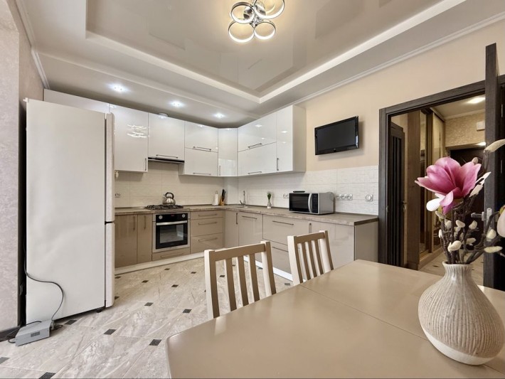 Оренда 3 кімнатноі квартири по вул. Довженка, кілька хвилин до парку! - фото 1