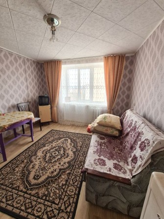 Продам комунальну квартиру в Чорноморську - фото 1