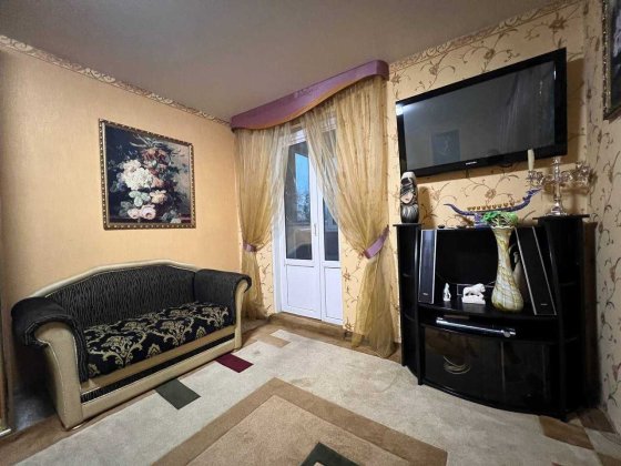 Продам 2-к кімнату  З ГАРАЖЕМ Центер Виконконівська