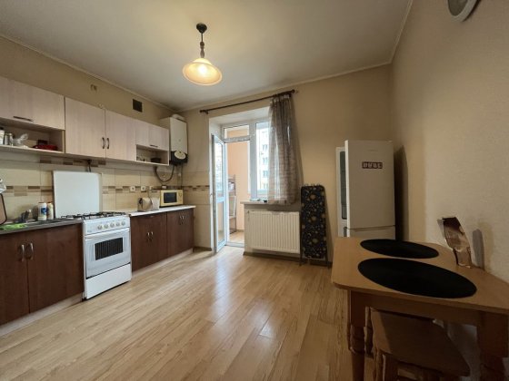 Новобудова.Тихий район,закритий двір. Івано-Франківськ